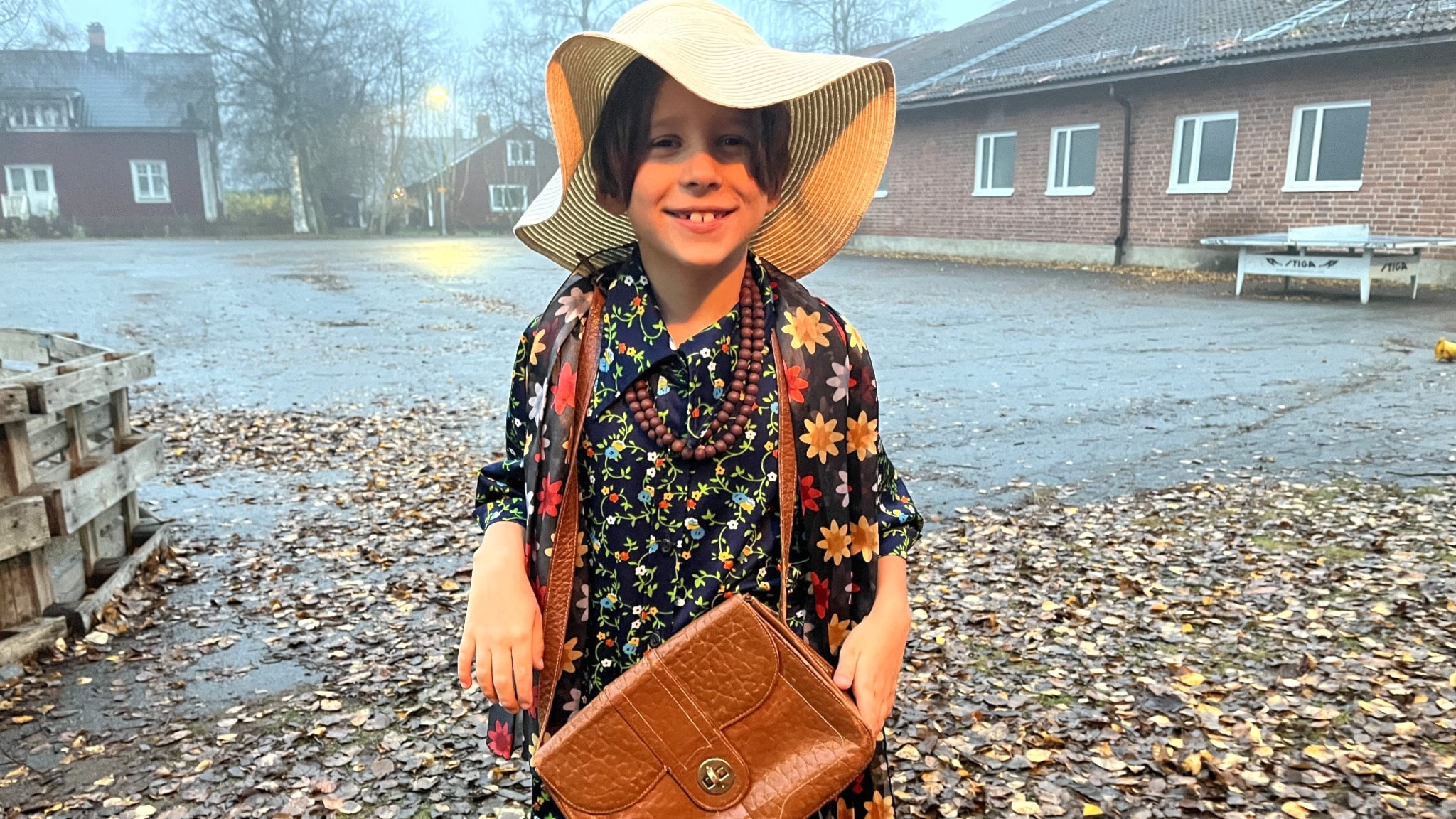 Harry gick till skolan utklädd till tant: ”Alla skrattade” - P4 ...