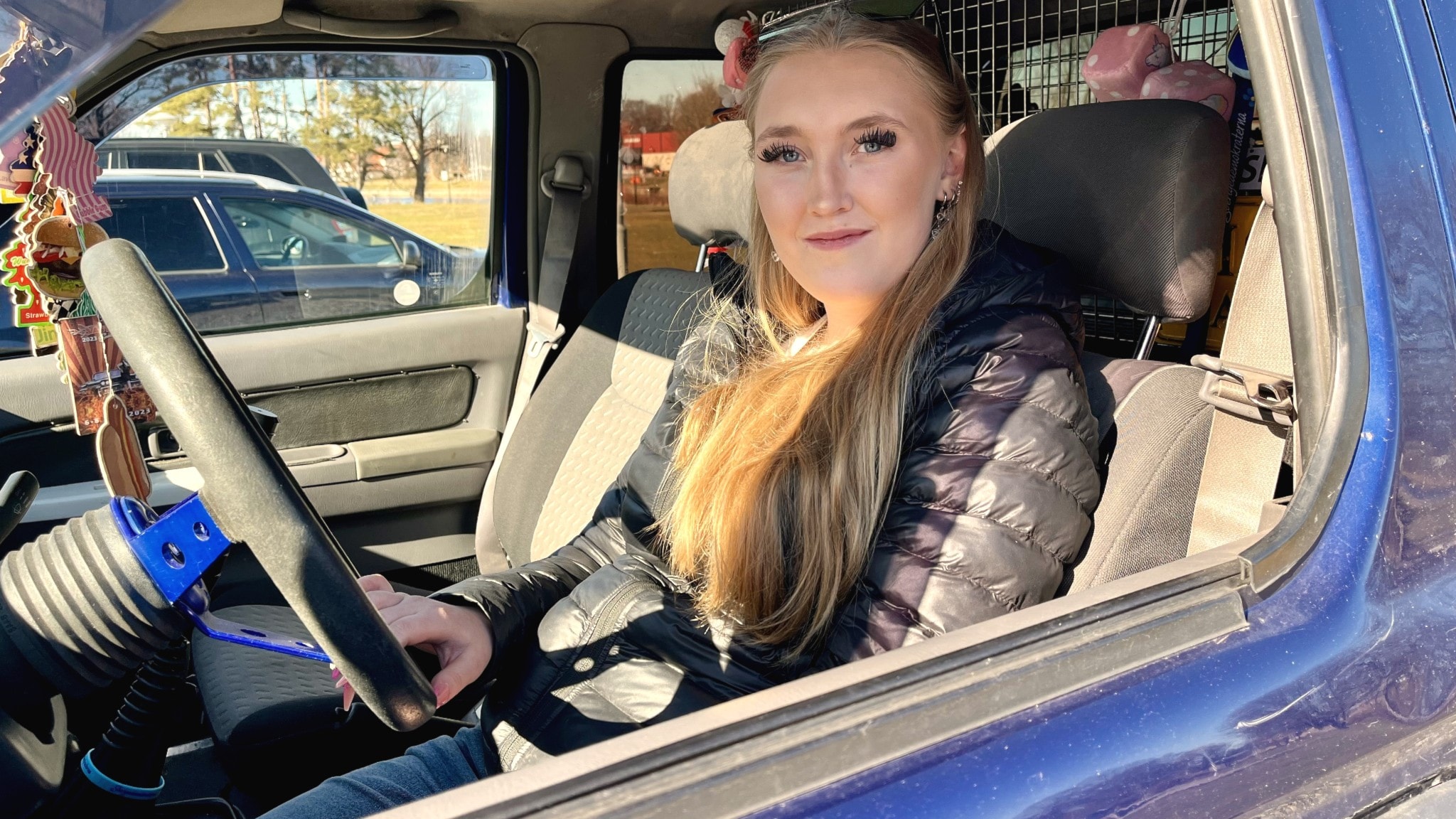 Kelly kör epa – bränslepriserna tvingar henne att spara