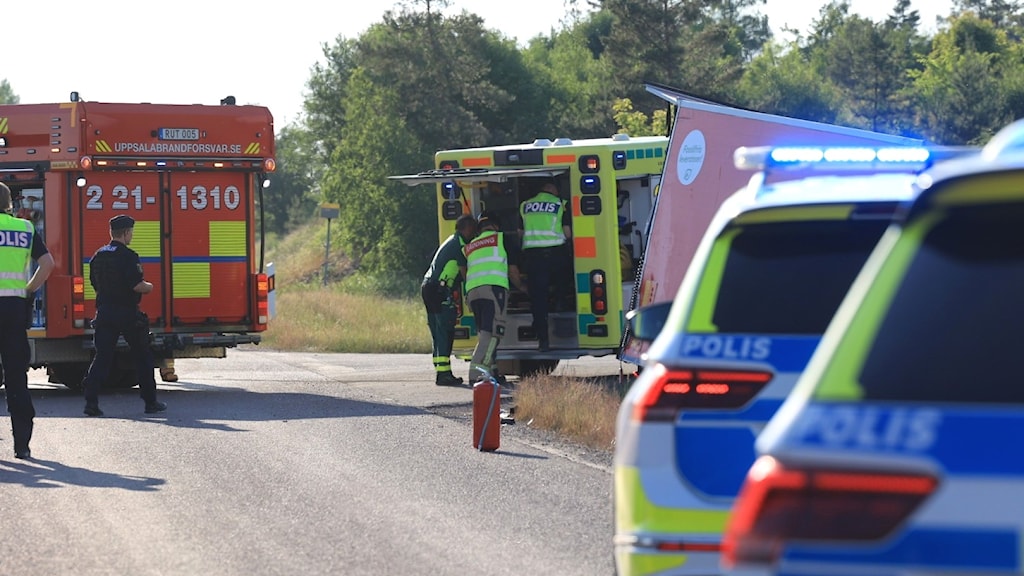 Väg 272 avstängd – bil i diket - P4 Uppland | Sveriges Radio