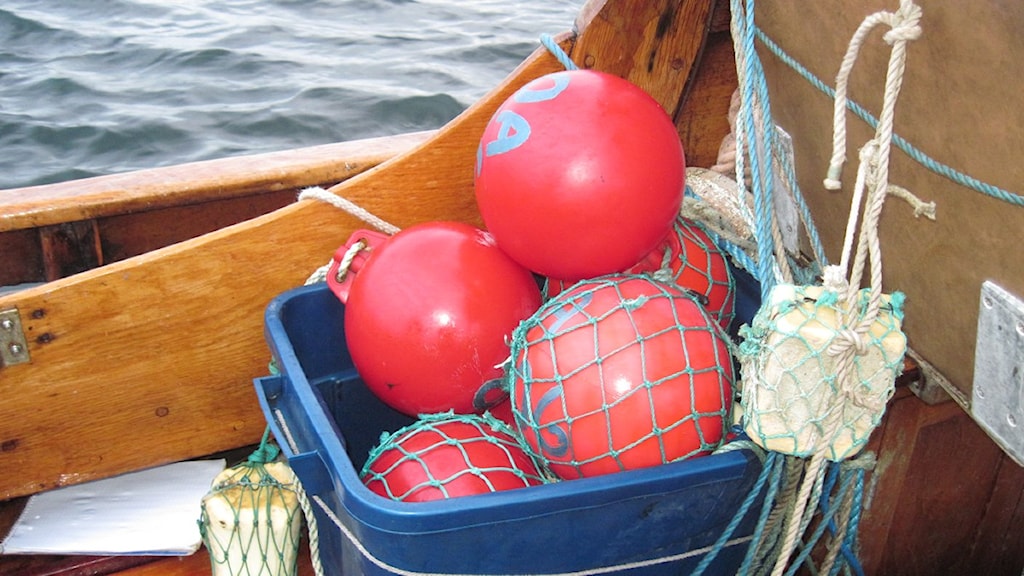 Oljeutsläpp efter sjunken fiskebåt - P4 Väst | Sveriges Radio