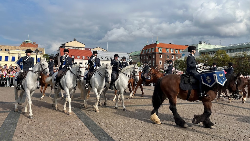 Den Beridna Högvakten intog Halmstad | Sveriges Radio