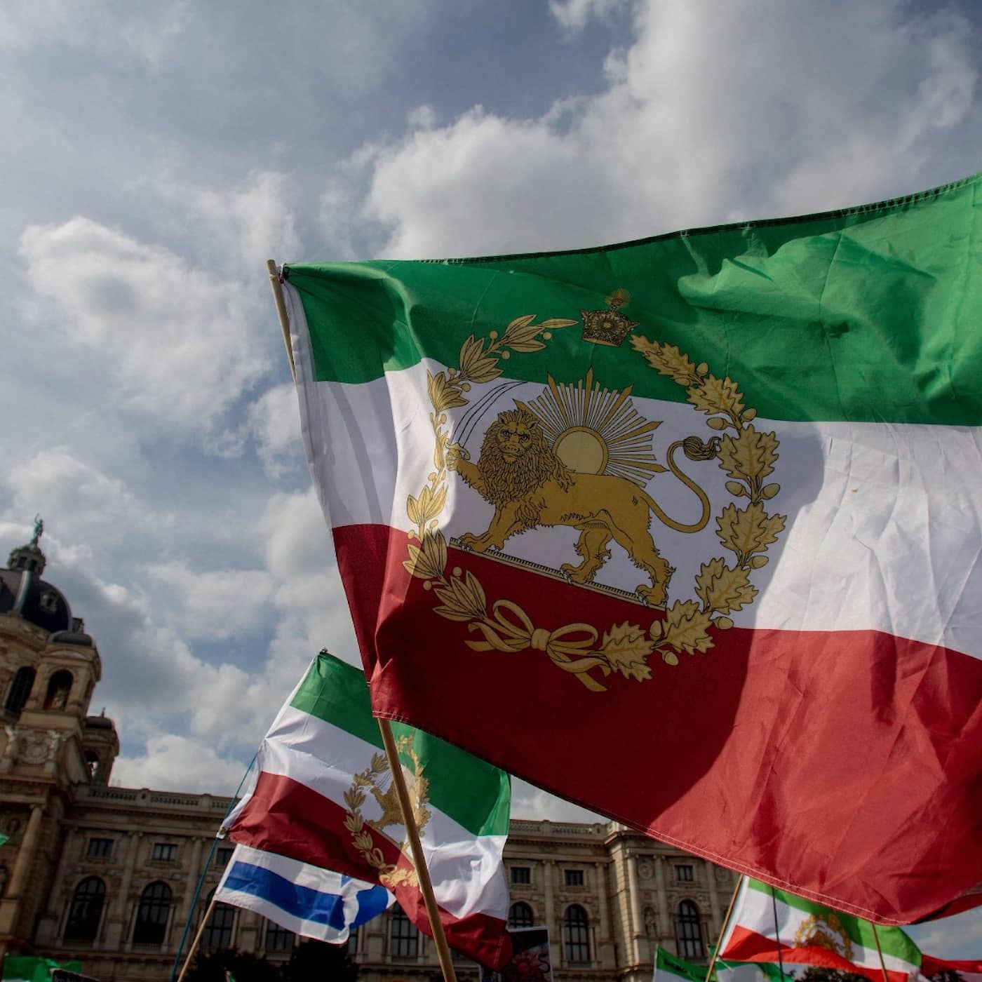 De iranska rojalisternas otyglade kamp
