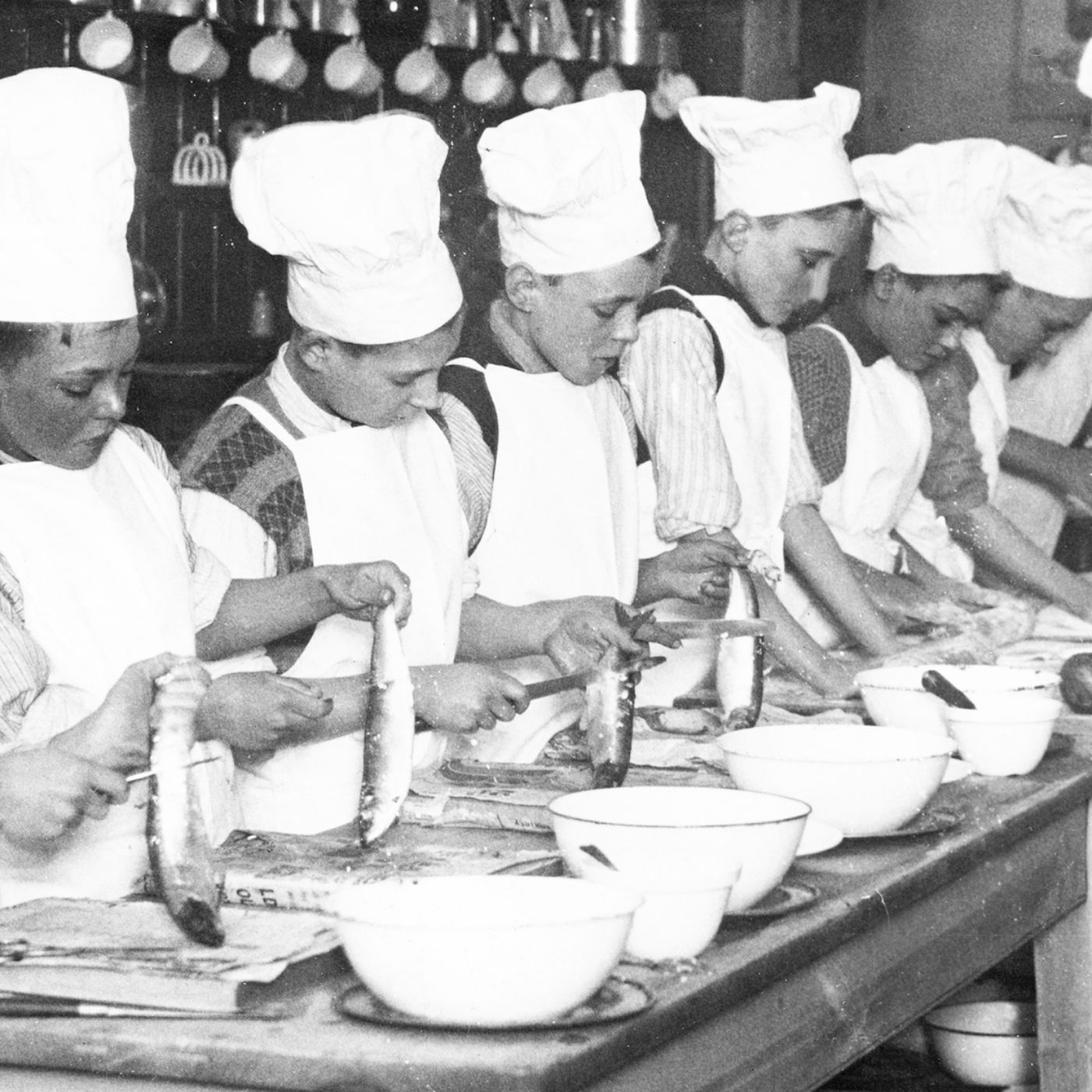 Pojkar i skolkök 1943
