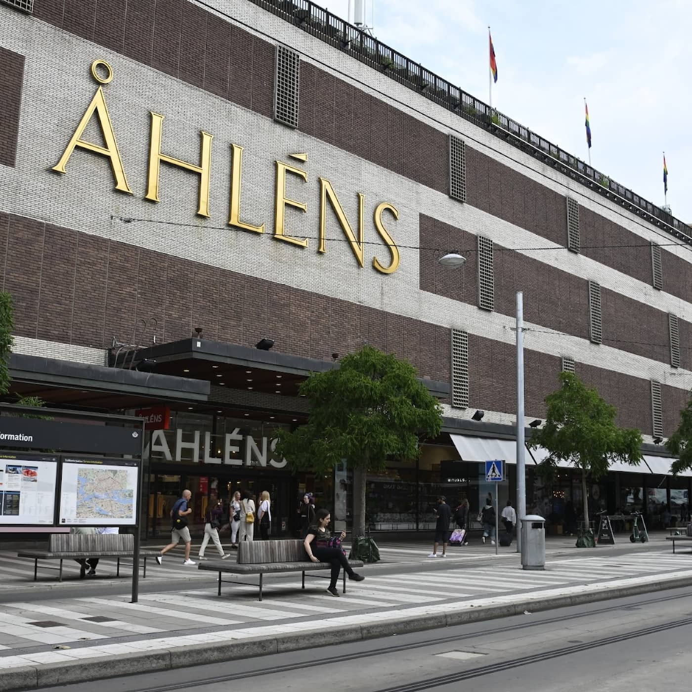 Ekonomiekot Extra Onsdag: H&M bättre än förväntat och klassiska varuhuset Åhléns får nya ägare episode artwork