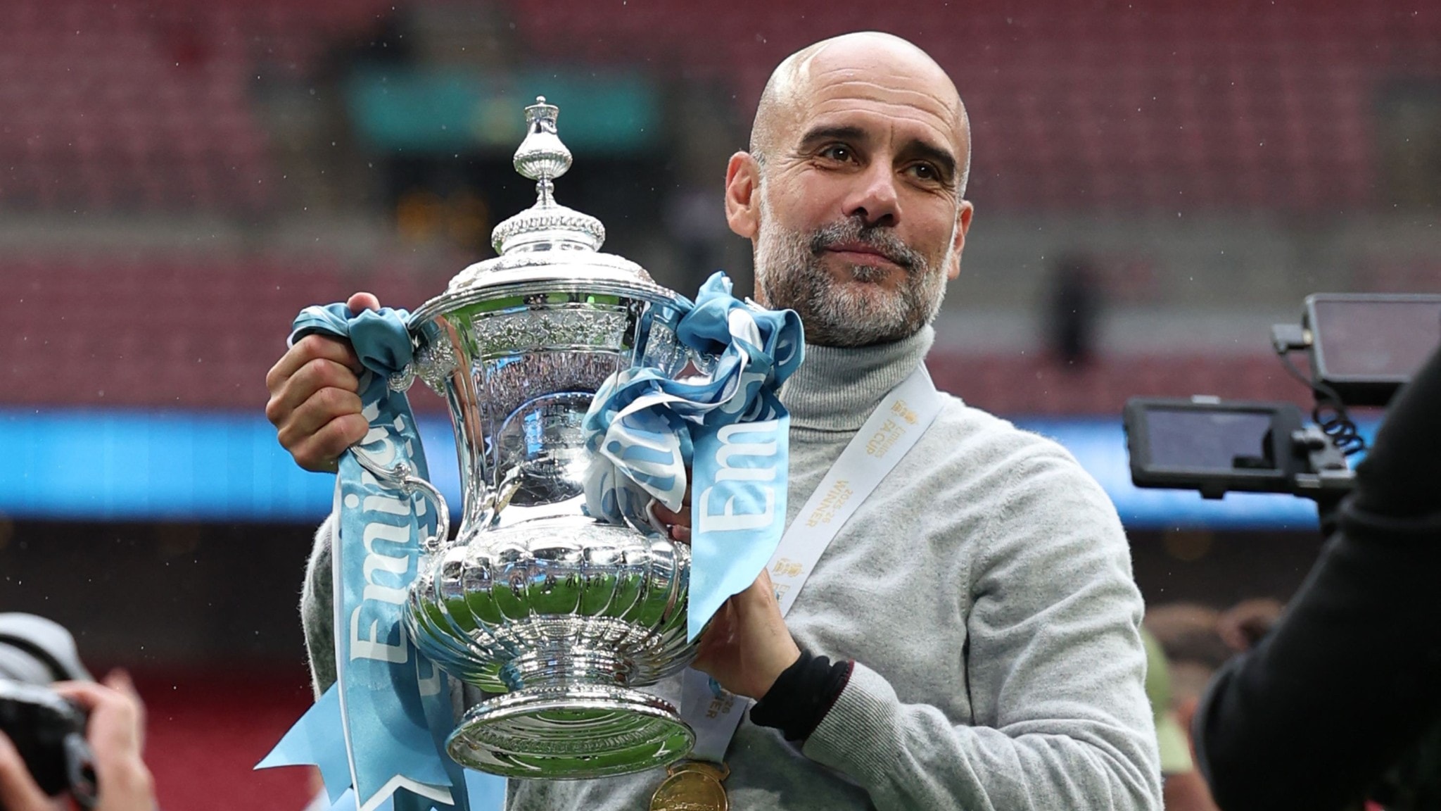 Manchester City hyllar Guardiola med staty