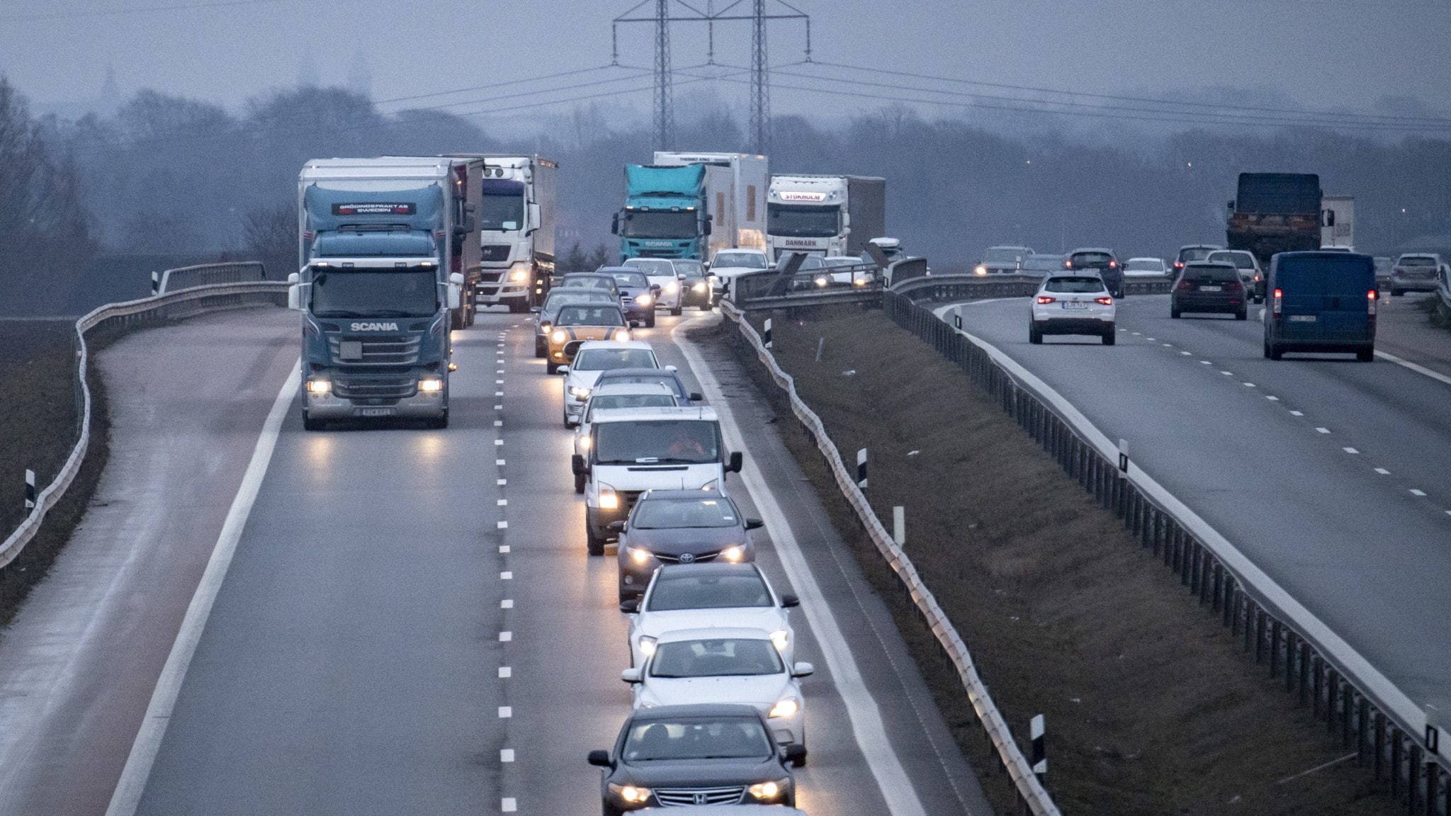 Tung trafik kör för fort