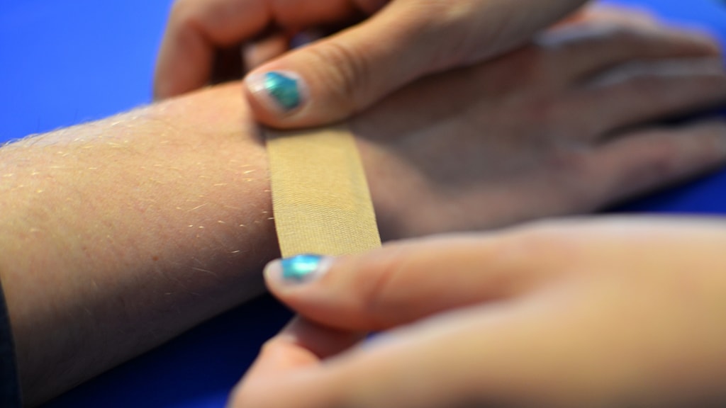 Efter pappans kamp får Lukas medicinplåster - Klartext – nyheter på ett ...