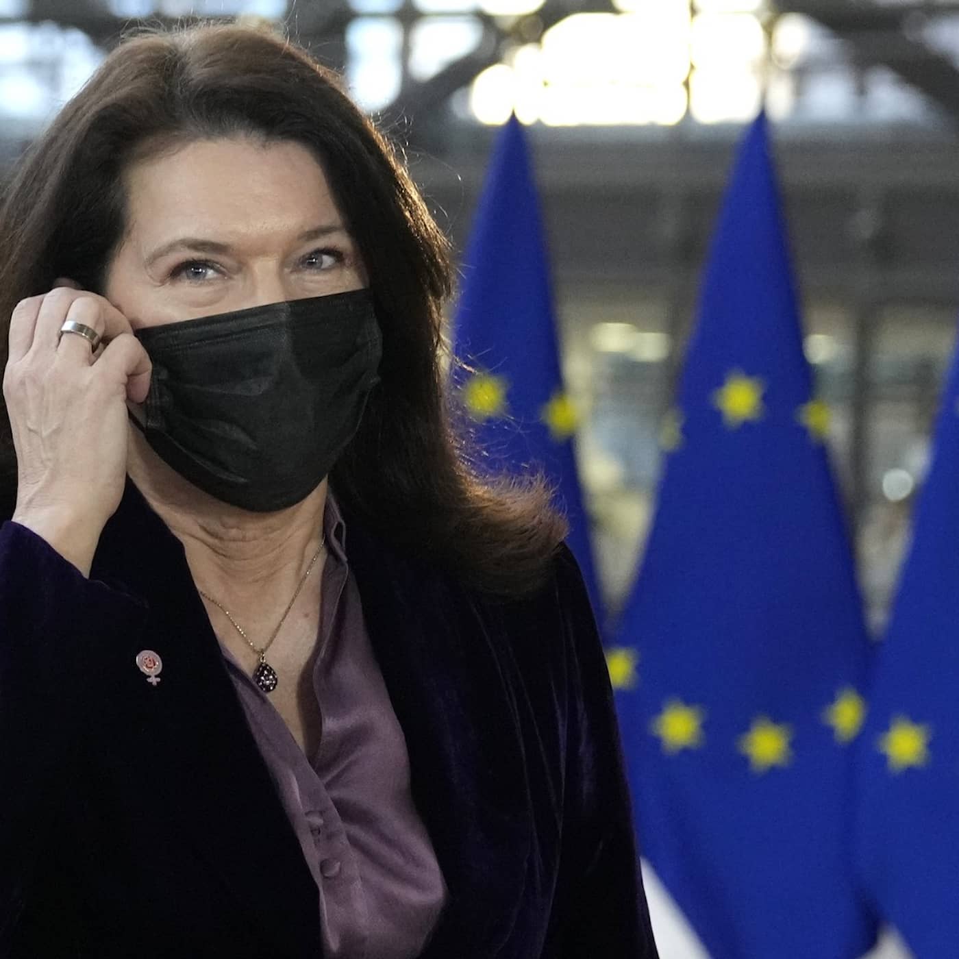 Minister on Swedish embassy in Ukraine, Taliban talks, Covid empties school canteen, handball team hit by virus