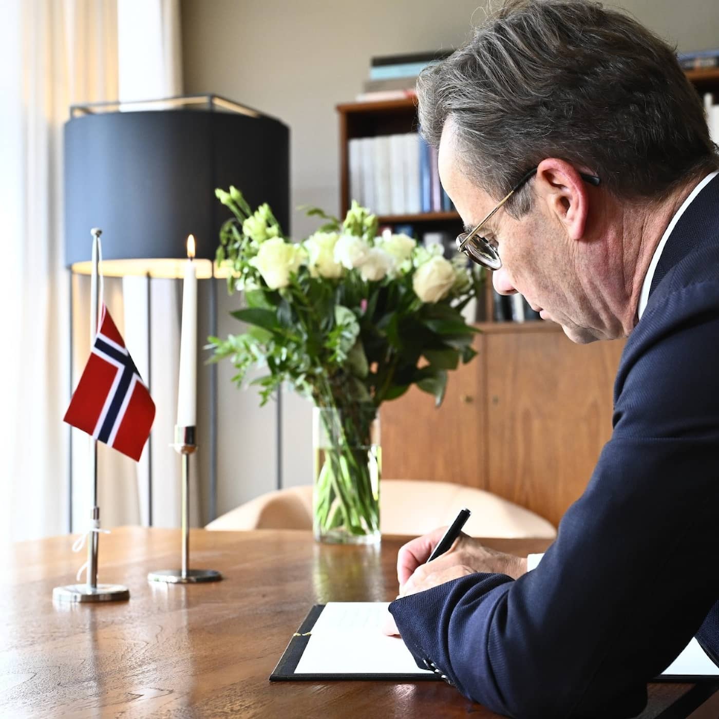 Swedish tributes after Norwegian King’s death, Fagersta attack investigation, cargo ship crew charged, Oprah’s Swedish crispbread honour Episode cover