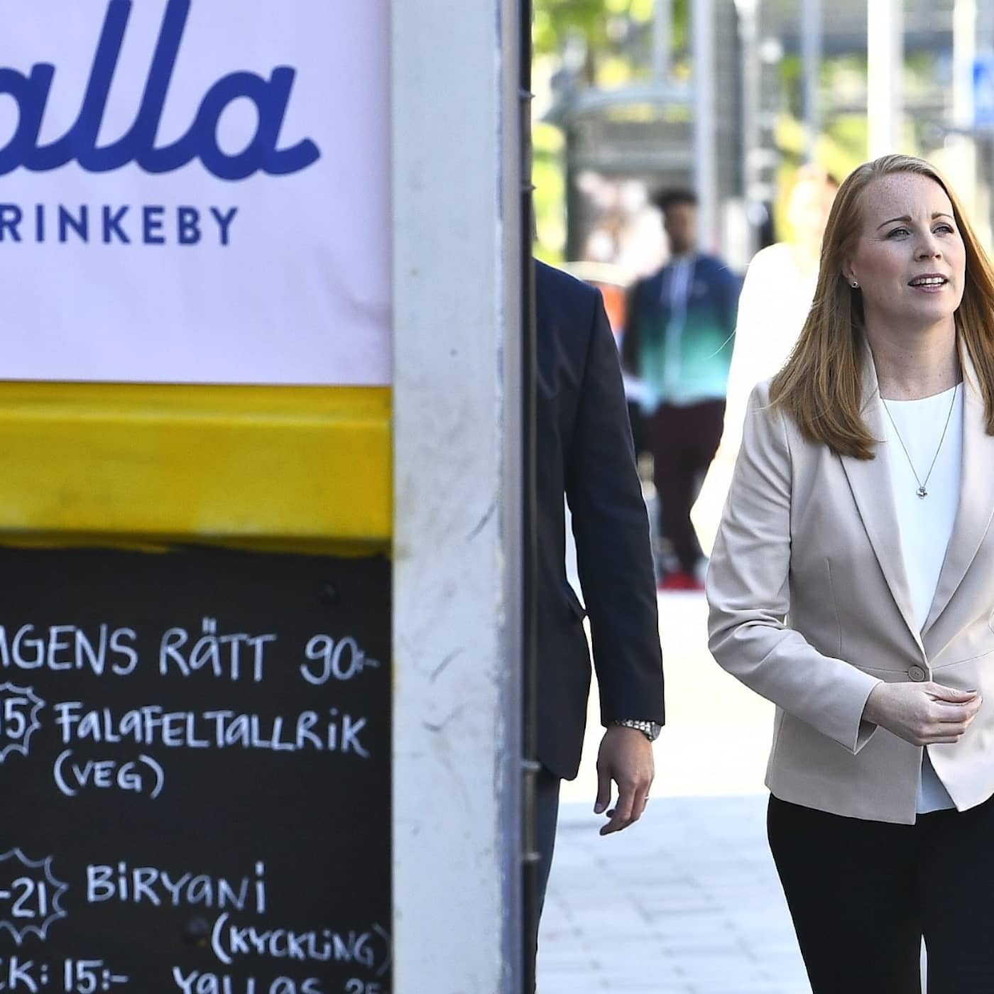 Dalarna vaccine progress, Liberals drop in polls, bomb threat at court