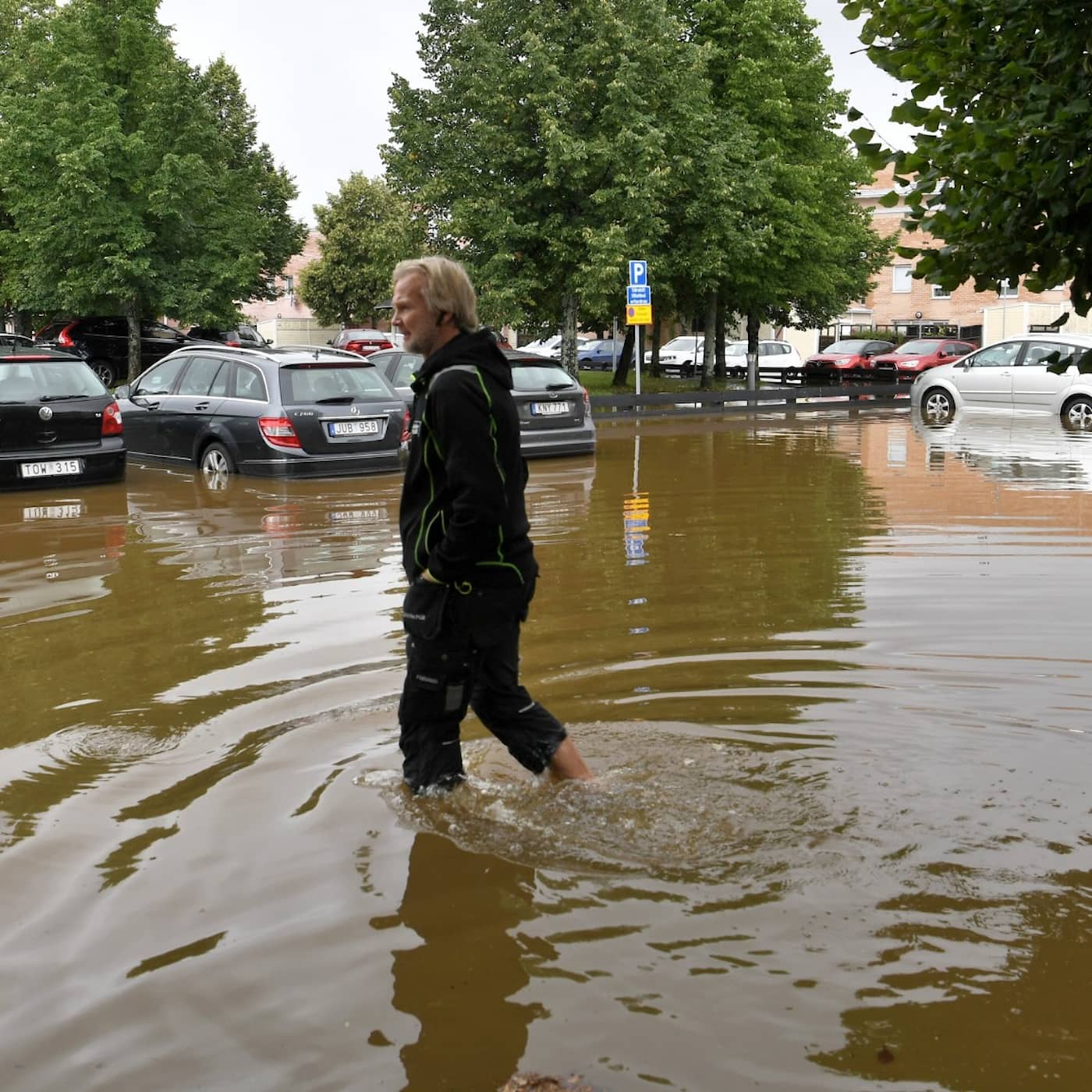 Roads collapse and house in danger after flooding, Left party wants Afghan amnesty, updated vaccination figures