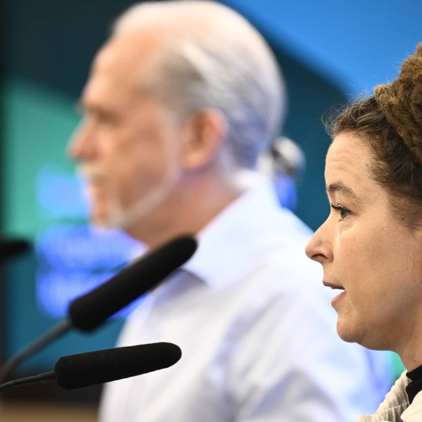 Left Party cabinet seats ultimatum, Green Party climate push, GDP falls, students hit by stomach illness Episode cover