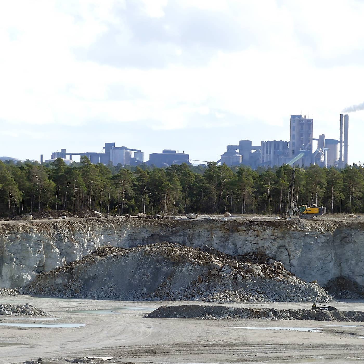 PM vote on Wednesday, hospital visiting ban deemed illegal, Gotland quarry ruling, shootings down in year's first half