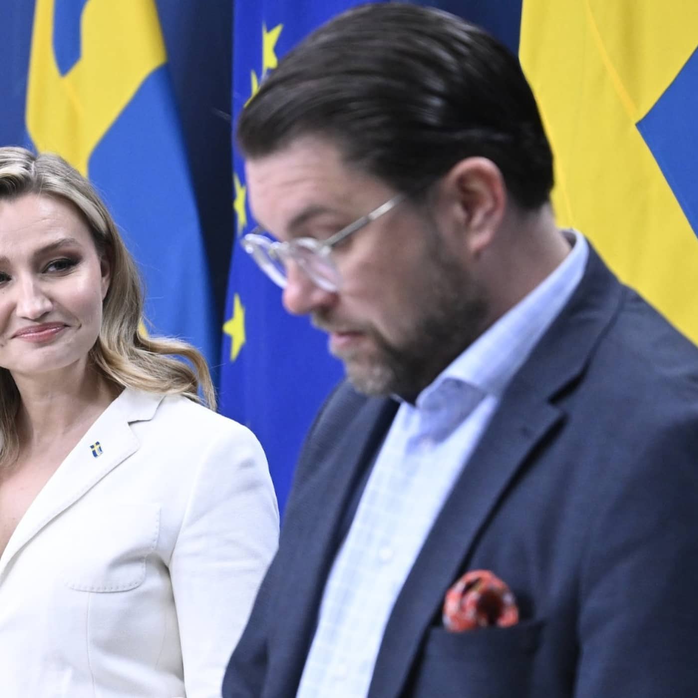 Right-wing tension over Sweden’s next PM, Macron’s frigate deal, campaigners at the door, winter tyres in summer crashes Episode cover