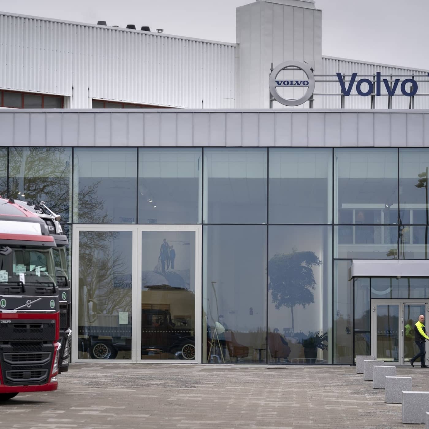 Prison for IS supporter, Volvo defends bonuses, stamps celebrate votes for women