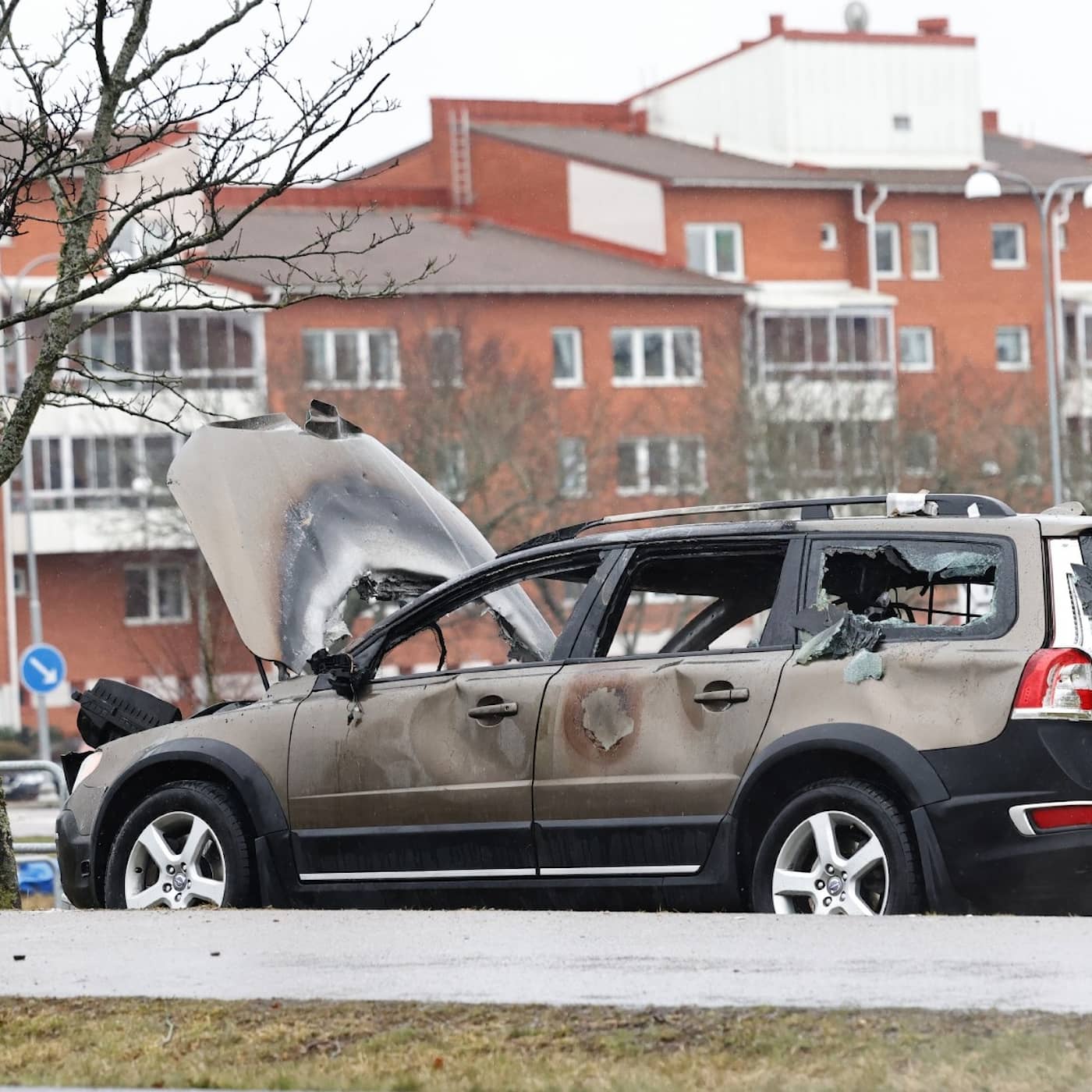 Russia expels Swedish diplomats, further Easter riots arrests, pit case update, fewer donating to Ukraine