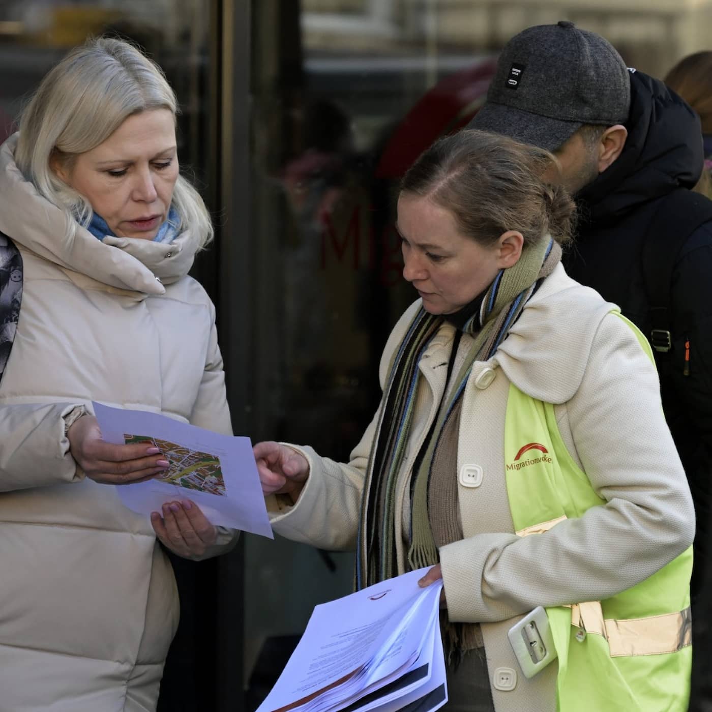 Radio Sweden Weekly - Politicians disagree on NATO membership; refugees arrive from Ukraine