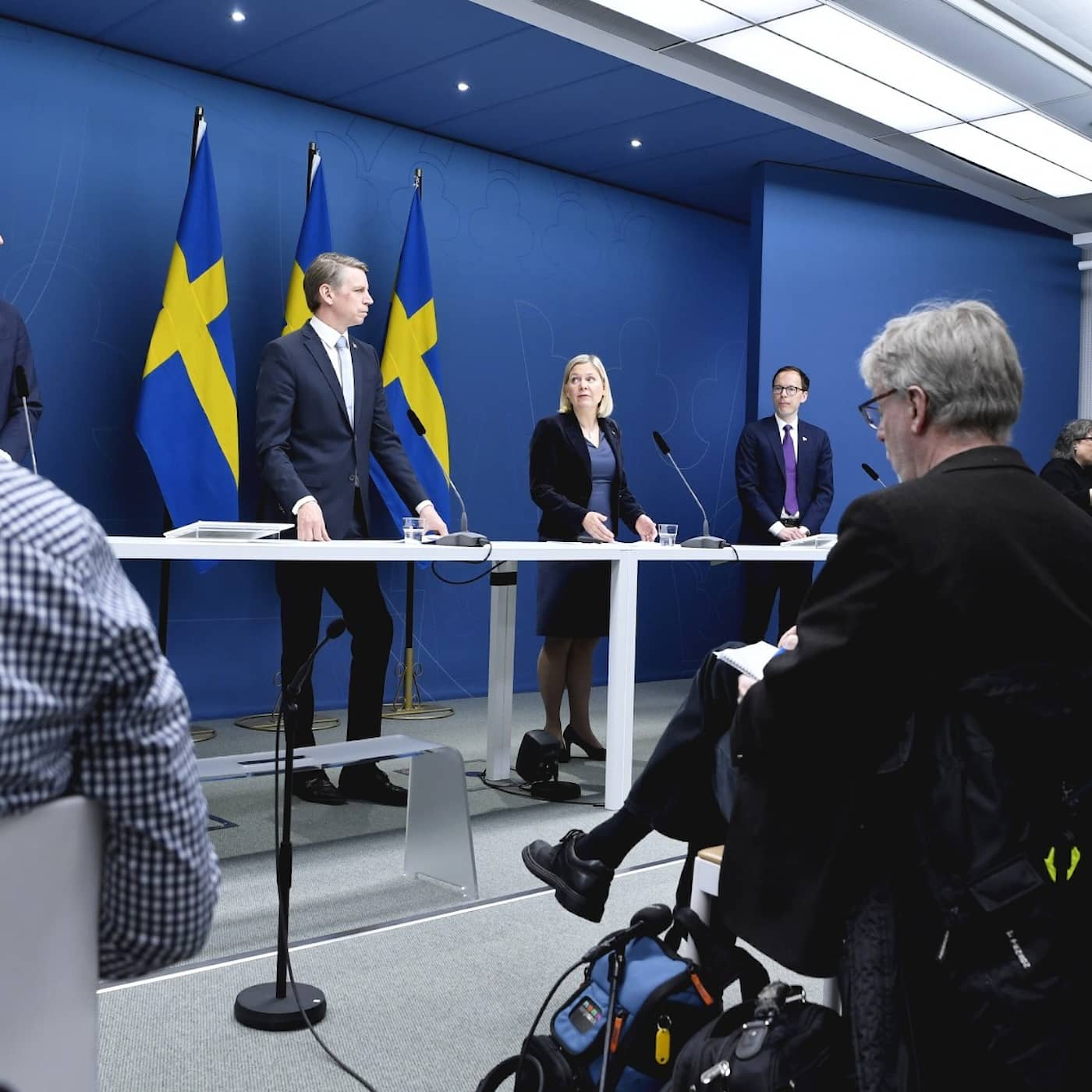 More money for coronavirus-hit companies, border checks extended, Left Party budget