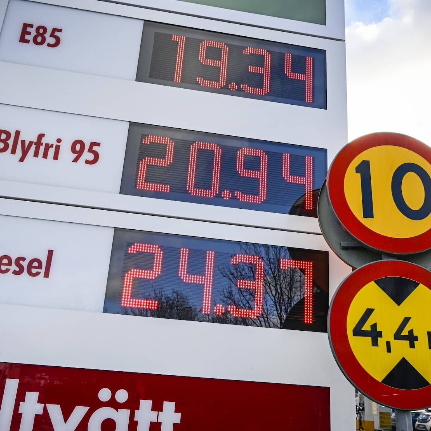 Ukrainian asylum applications, spike in fuel prices, Paralympics ban