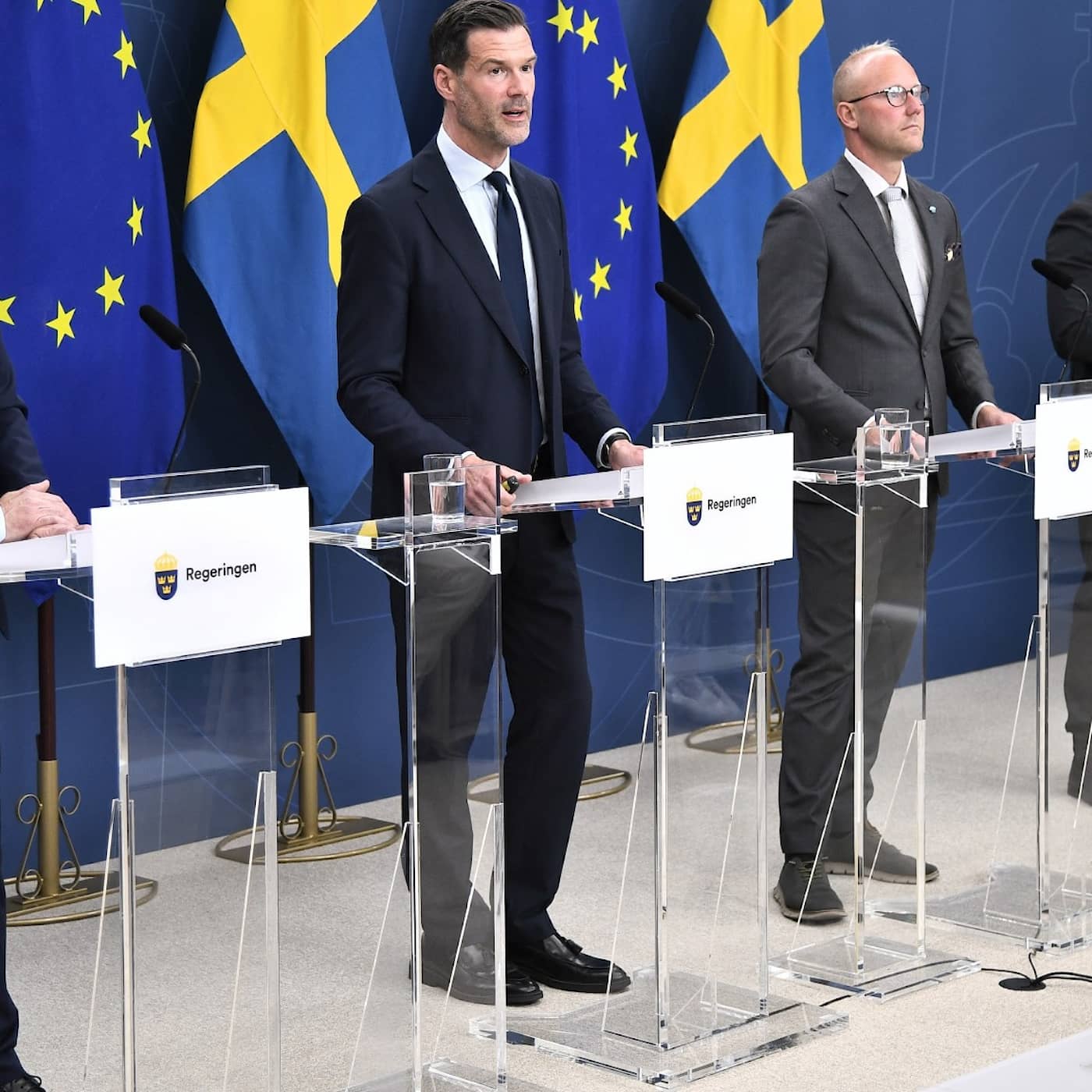 Government proposals on 'teen deportations', mobile phone advice for parents, male bosses take less parental leave, Stockholm metro issues Episode cover