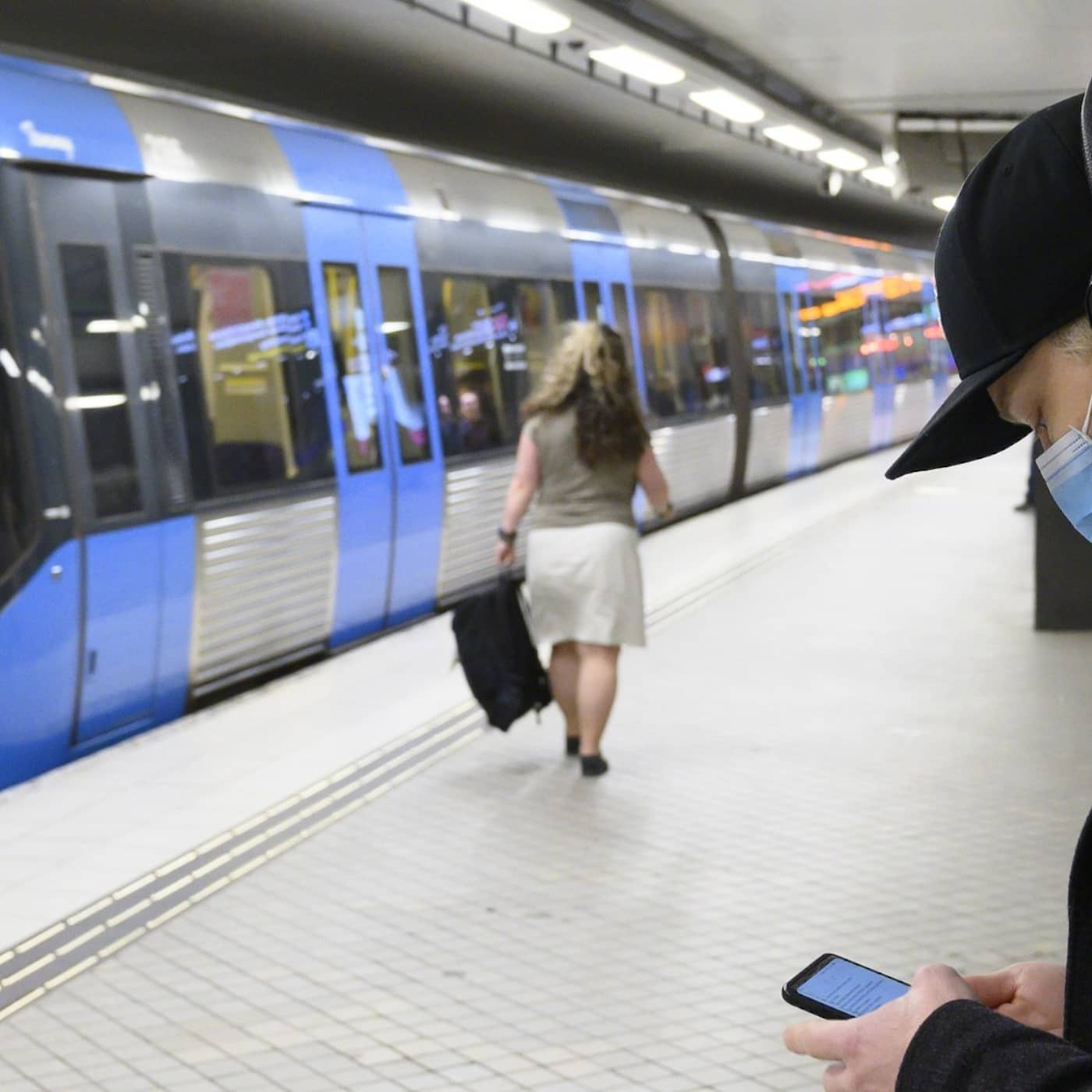 Radio Sweden Weekly: The WHO's facemask advice, Sweden's strategy under fire, Stockholm suburb hit hard by Covid-19, and an unusual Easter