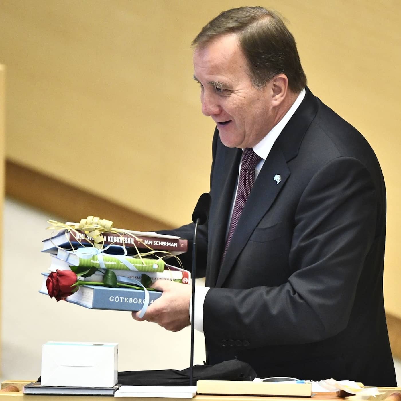 New millions to get more vaccinated, Swede guilty of spying for Russia, Löfven goodbye with sausage book and Abba tickets