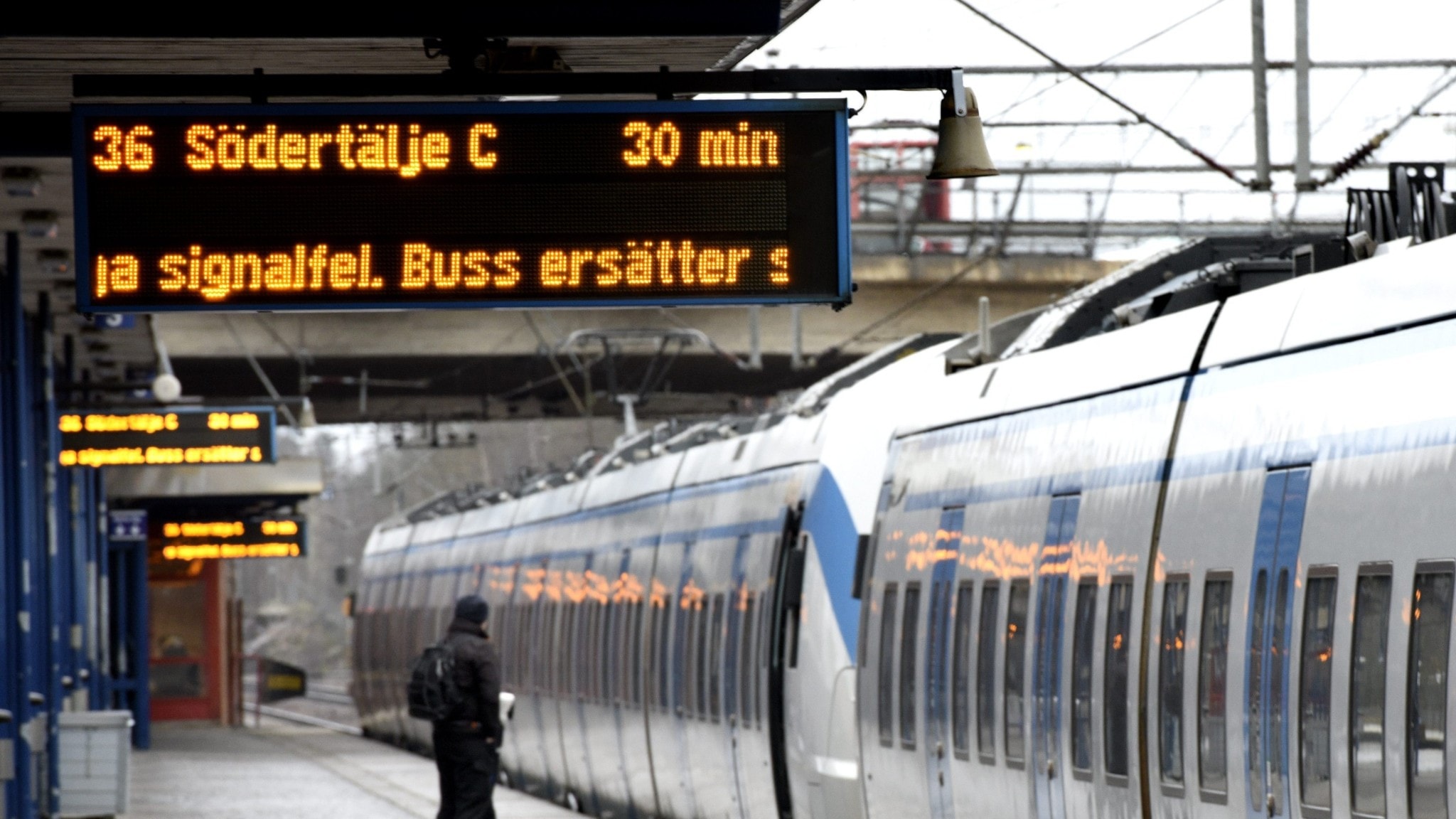 Stockholm commuters battle severe delays on the pendeltåg service - Radio Sweden - Vimarsana News