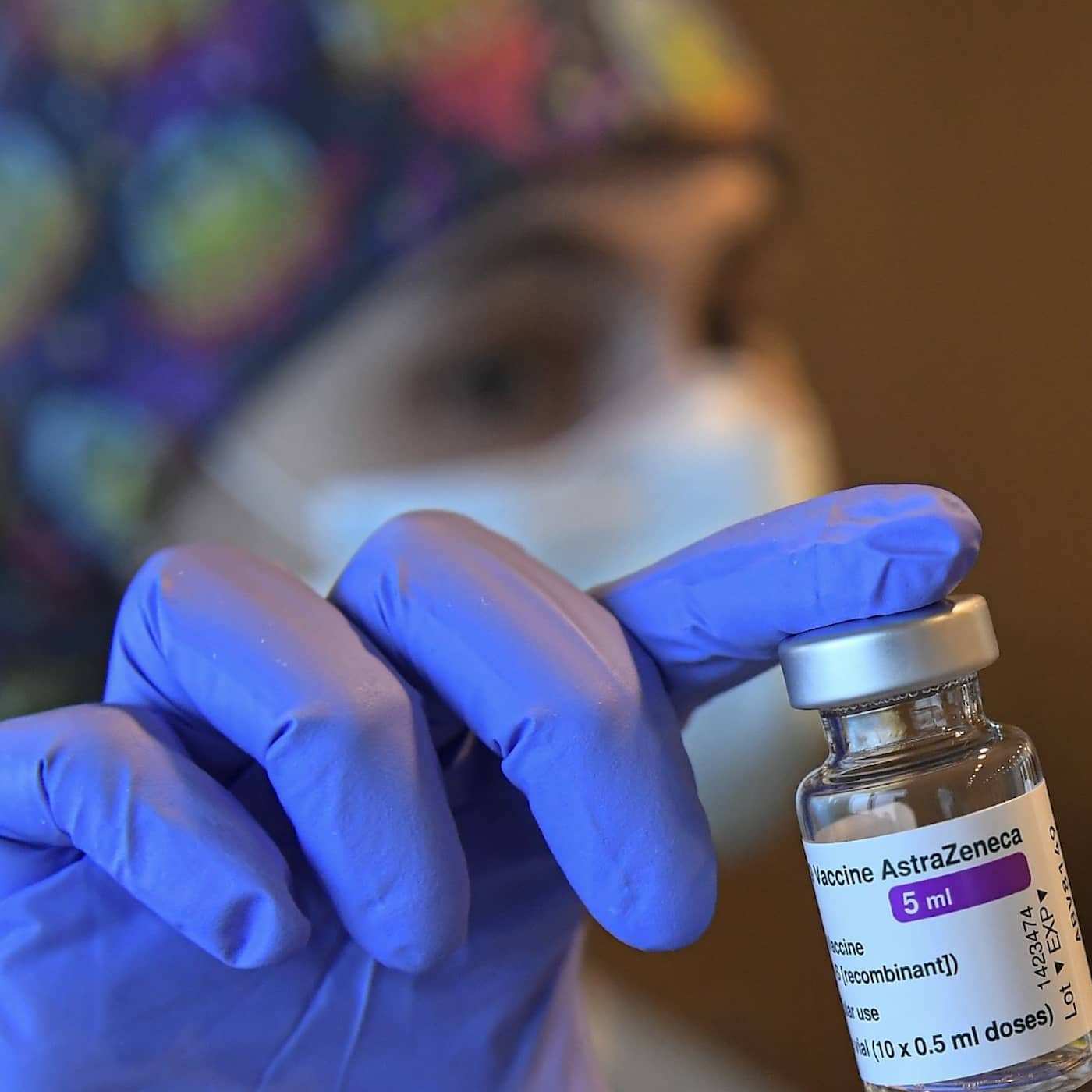 Radio Sweden Weekly: Reaction as AstraZeneca jab for seniors to resume