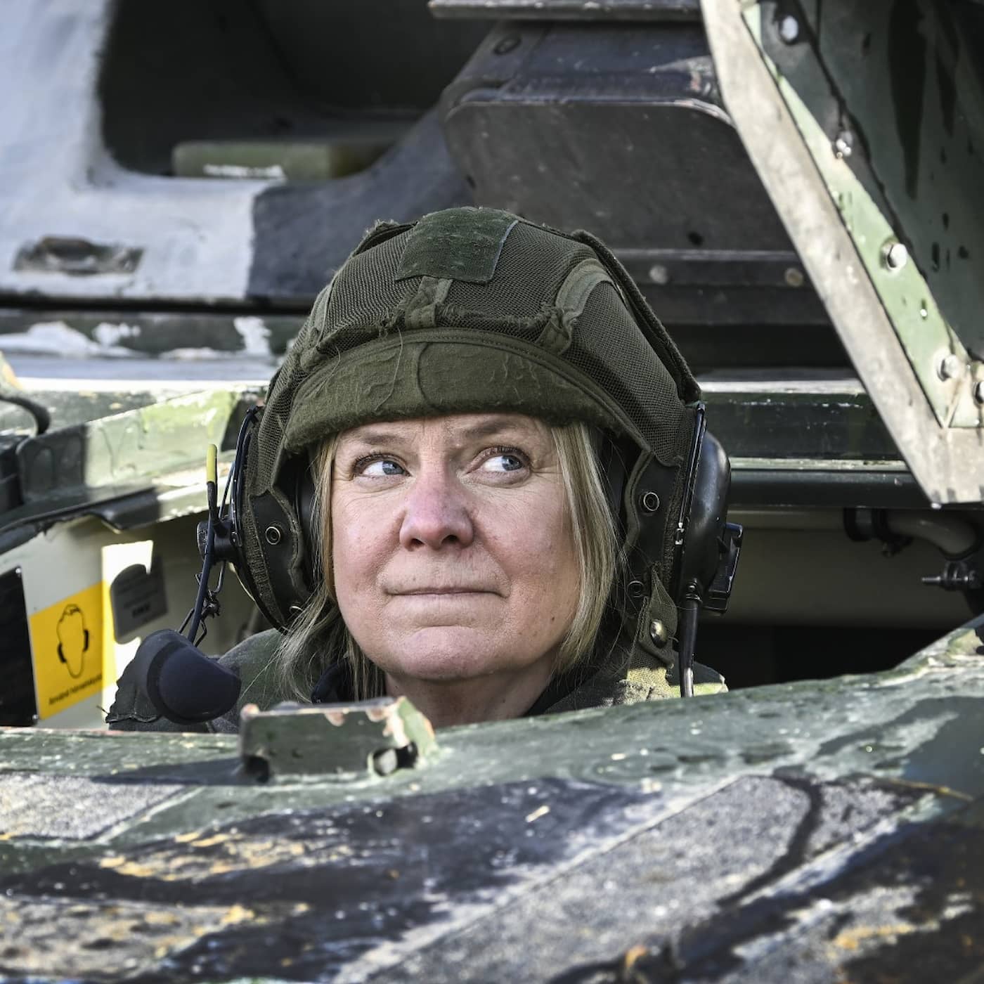 Politicians visit military exercise in Norway, Ukrainians allowed to work, passport appointment reforms