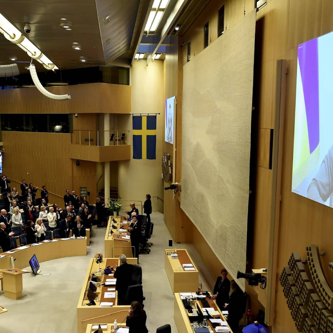 Zelenskyy's speech to parliament, more weapons to Ukraine, Swedish mail stop to Russia & Belarus, cross-country skier Kalla retires