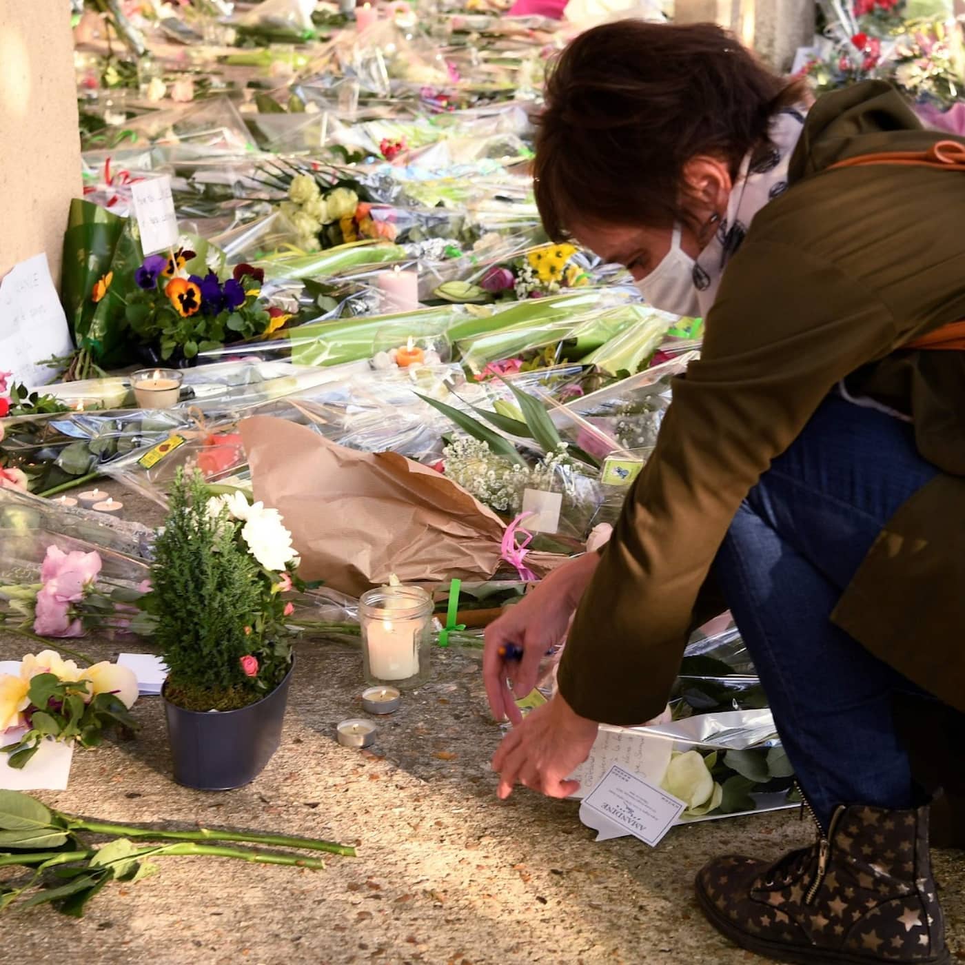 Mord i Paris utreds som terrorbrott och stora protester pågår i Bangkok episode artwork