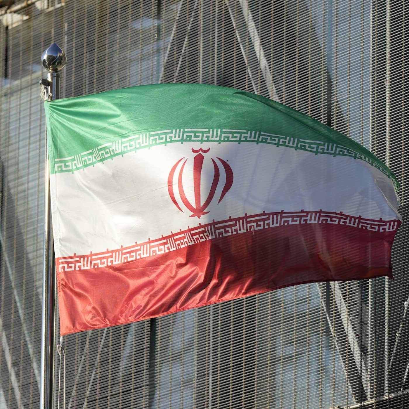 کاور بازداشت یک شهروند سویدن در ایران، تمایل به بازنشستگی زودهنگام و دادگاه مردی که دخترانش را به سوریه ربود