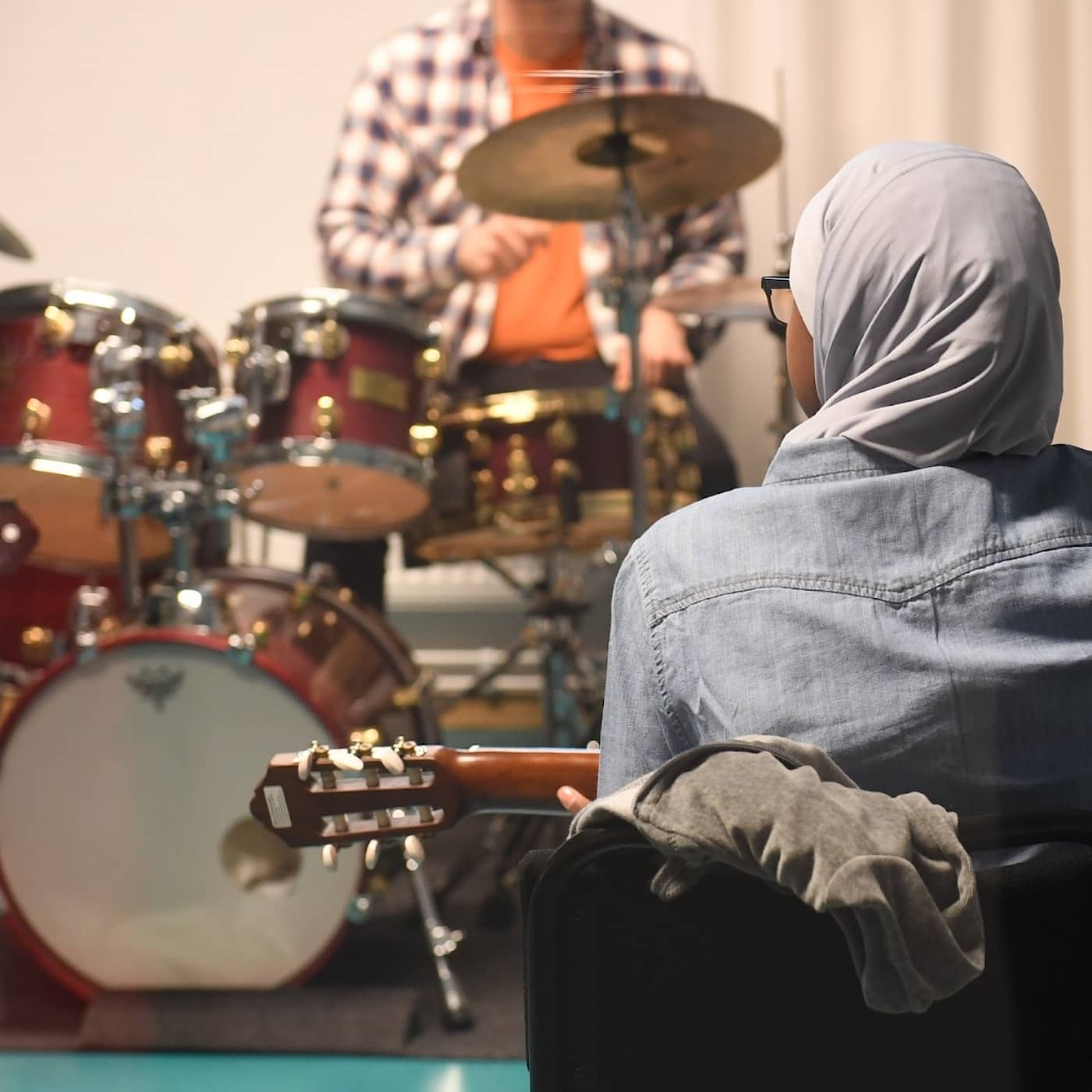 کاور مجازات زندان برای آشوبگران پوسک، مکتب رایگان فرهنگی برای کودکان، آغاز رایدهی زودهنگام و پیش بینی رکود اقتصادی در سال آینده
