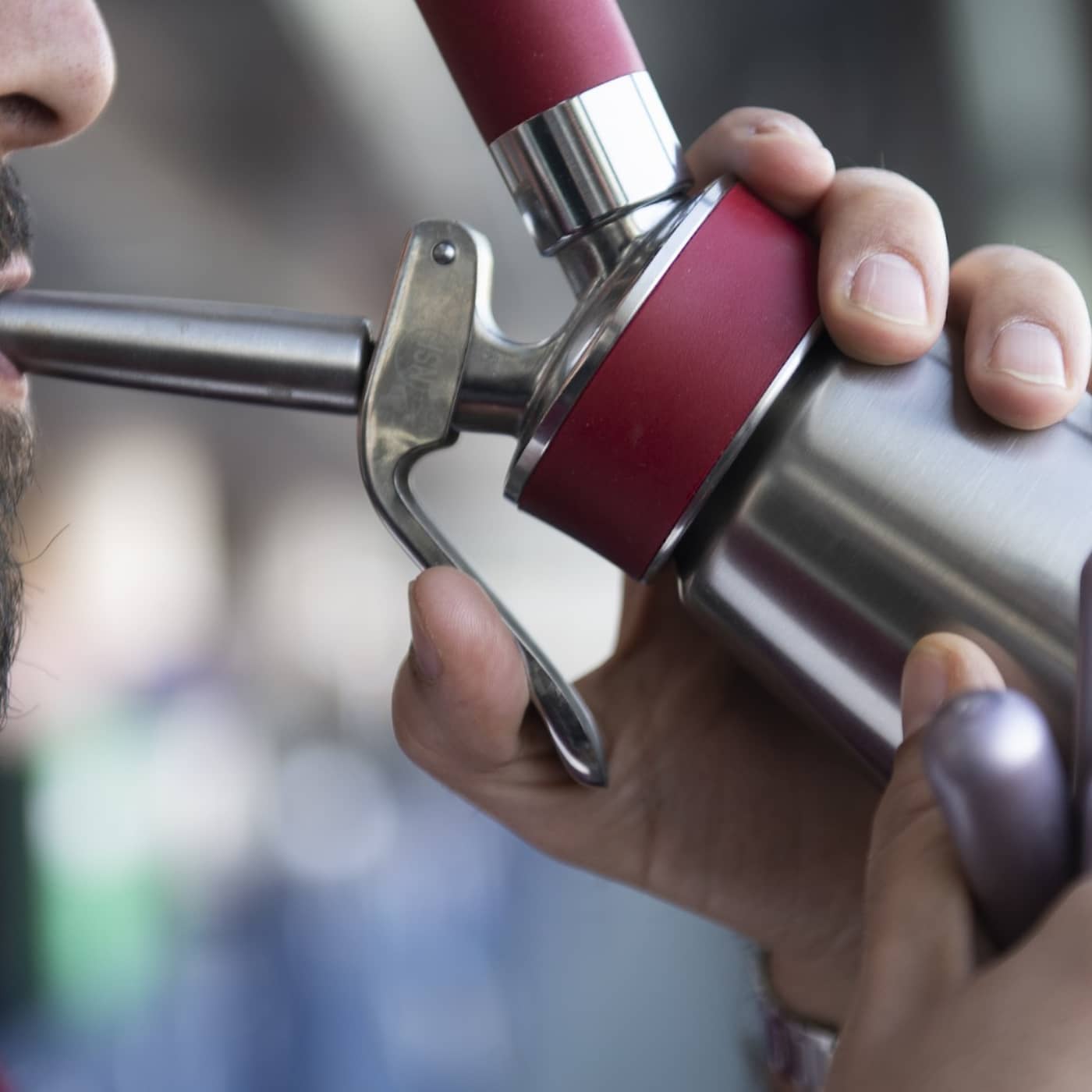 کاور استعفای نماینده حزب دموکراتهای سوئد پس از خواندن آهنگ نژادپرستانه، بازپرداخت کمک مالی انجمن آموزشی مسلمانان و افزایش استفاده از گاز خنده