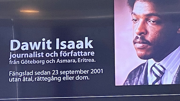 En digital tavla med bild på Dawit Isaak