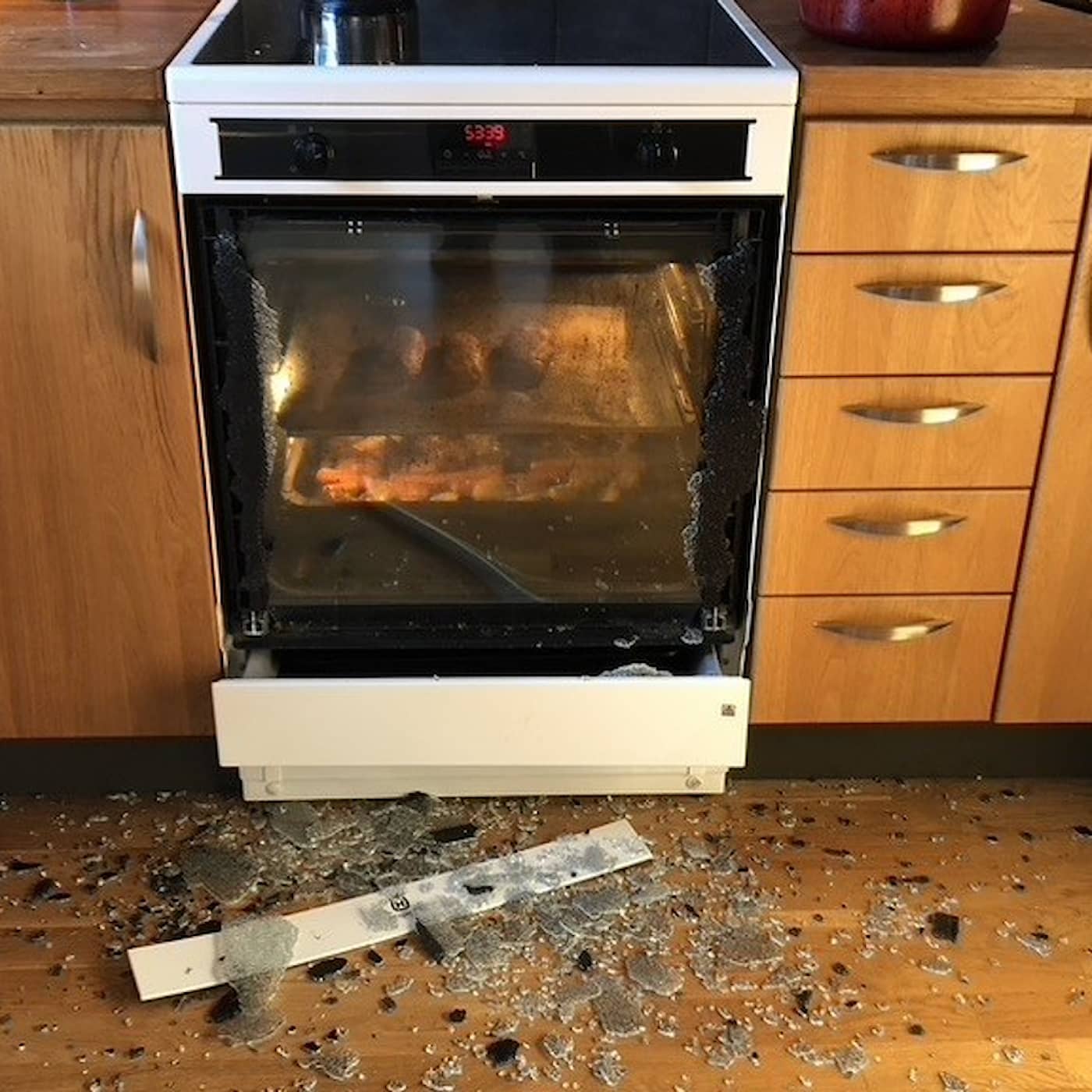 Görans ugnslucka exploderade i småbitar – fick ingen ersättning av företaget