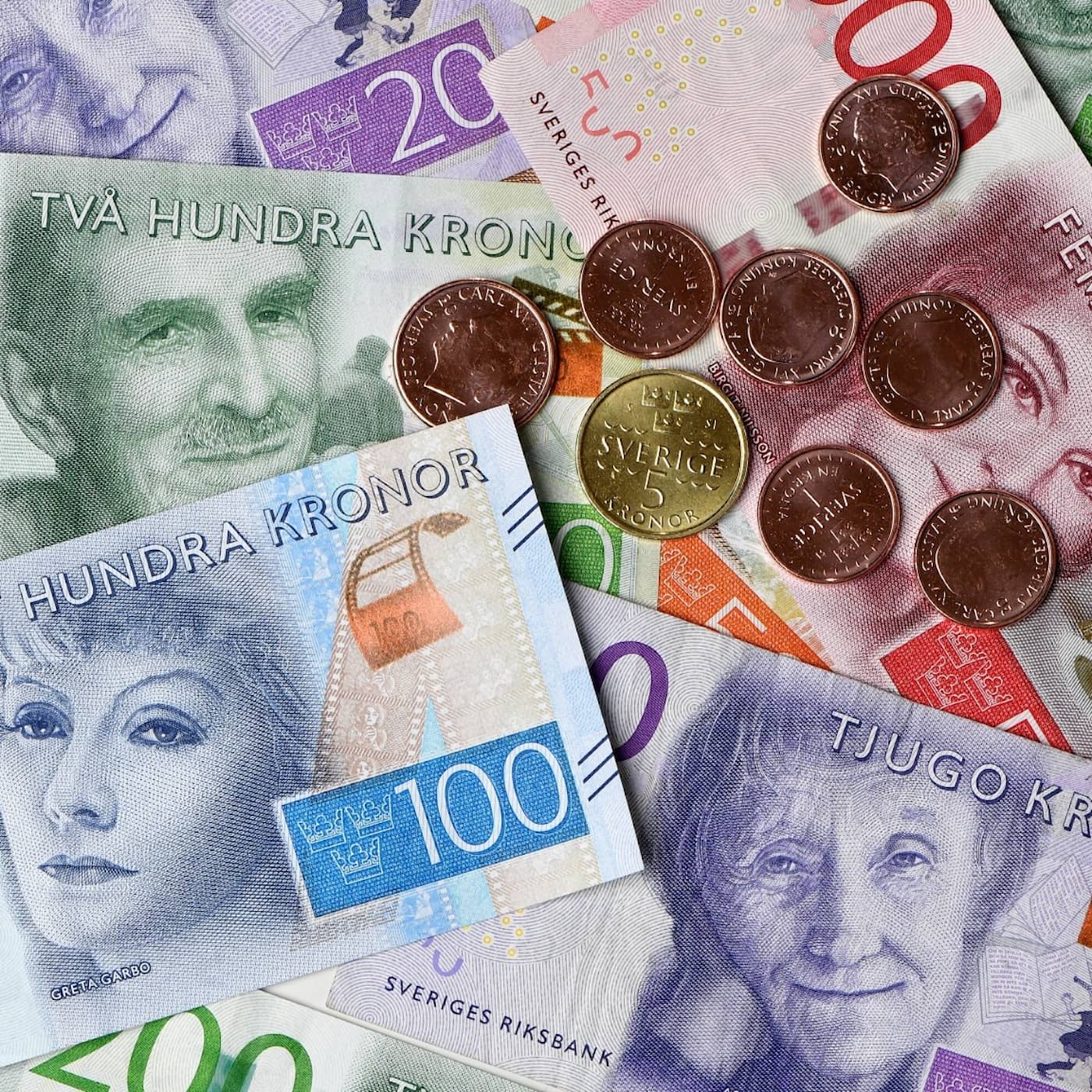 Prasslande sedlar och klirrande mynt – kommer de att bli saknade inom mode, konst och film? episode artwork