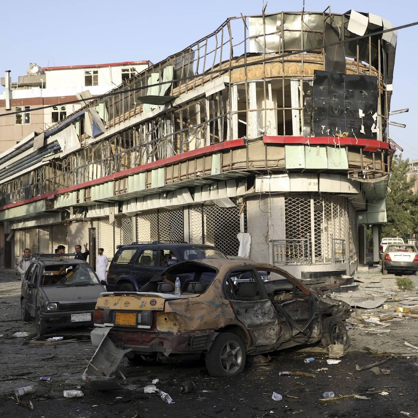 Svenska redaktioner överger Afghanistan när kriget återigen drabbar landet och journalister i Zimbabwe saknar lyxen att jobba hemifrån episode artwork
