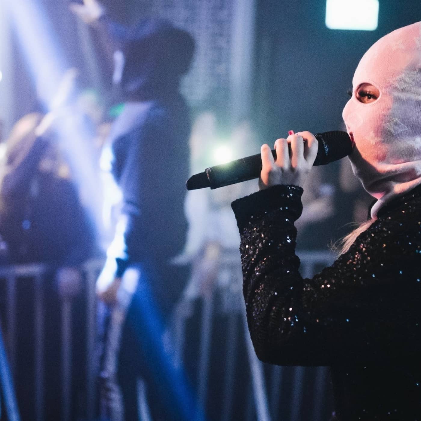 Uteblivna följdfrågor i dokumentär, filterlös sändning av pressträff och masker som får sitta kvar episode artwork