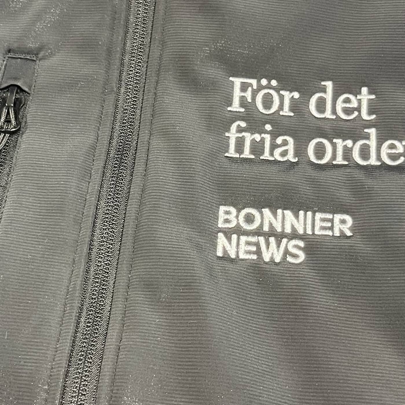 Kan inte uteslutas att fängslade journalister i Myanmar broderat "För det fria ordet" på tusentals medarbetarvästar från Bonnier News episode artwork