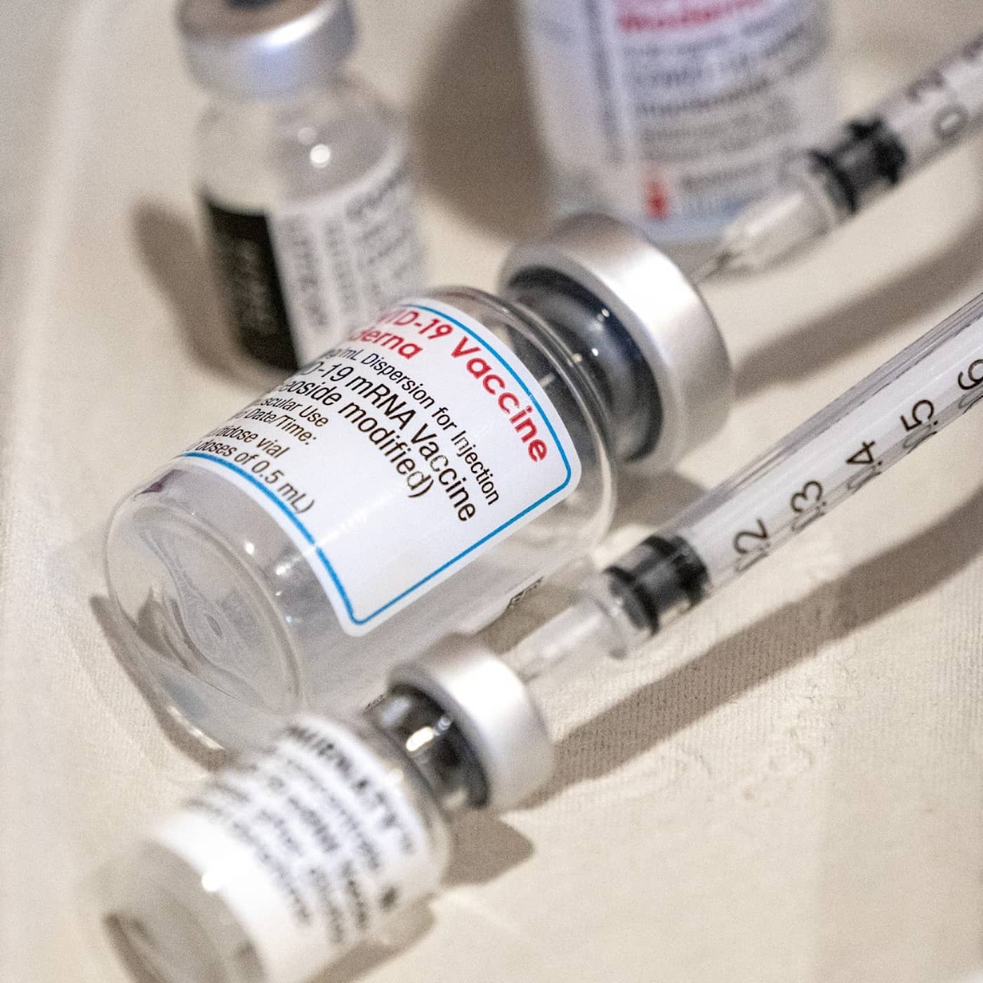 Pressetiskt problematiskt med prisad pojke, vaccin-rubriker krossade kommunchef, journalister "kanonmat" i Viaplay-dokumentär episode artwork
