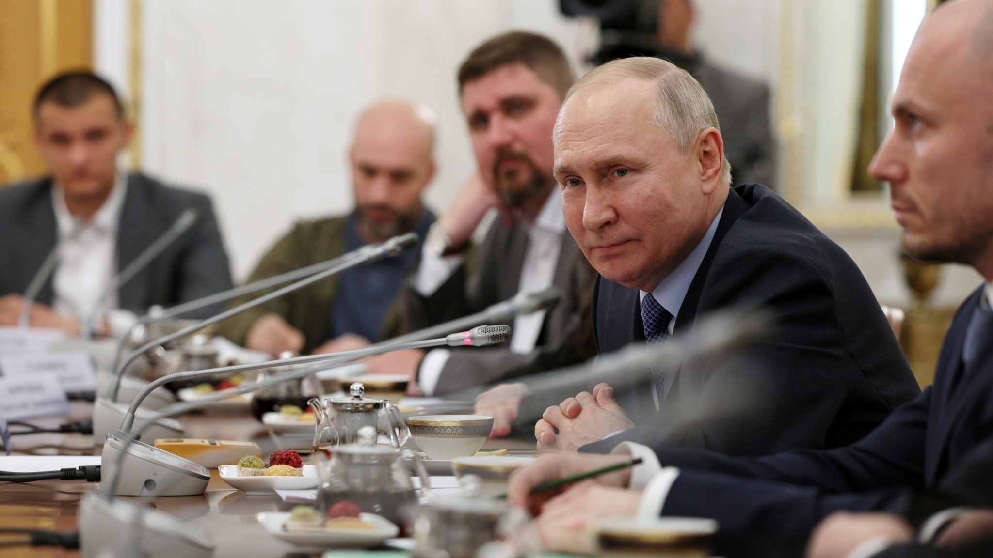 Ryska krigshetsare rasar mot Putins förbudspolitik