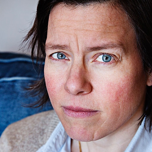 Varför är himlen blå? Lena Andersson svarar på publikens frågor om livet episode artwork