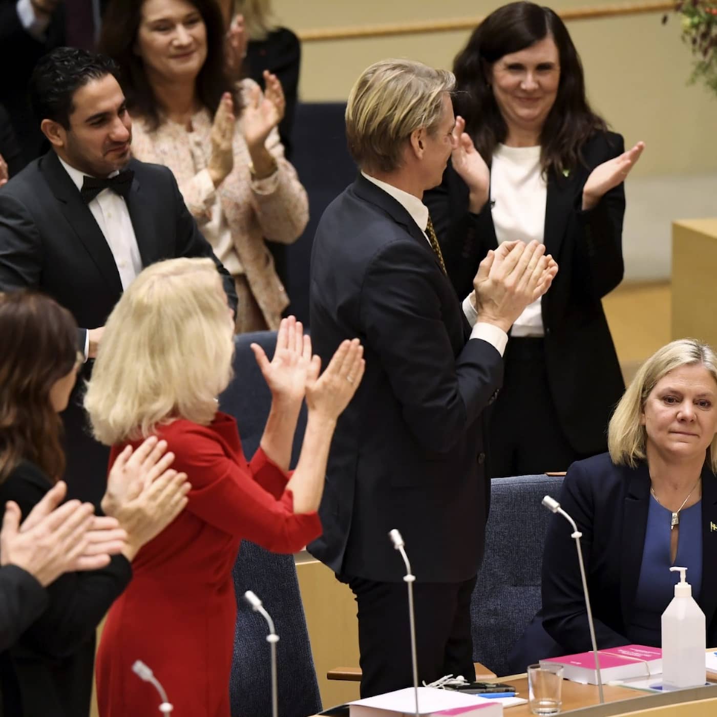 Första kvinnliga statsministern vald – ett sekel efter kvinnliga rösträtten