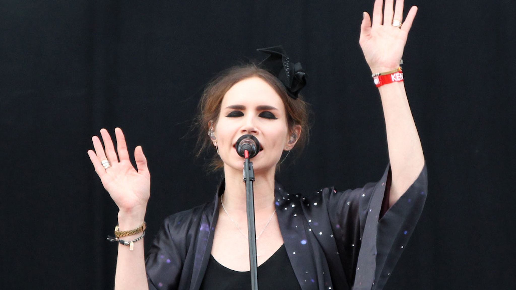 Nina Persson The Cardigans Lag Fore Michael Jackson Pa Forsaljningslistorna 6 November 15 Kronologen Fran Musikguiden I P3 Sveriges Radio