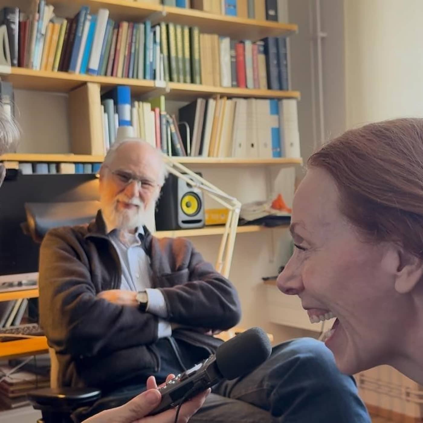Rachel Mohlin får sina imitationer synade på labb – lekfull forskning om vetenskapen bakom