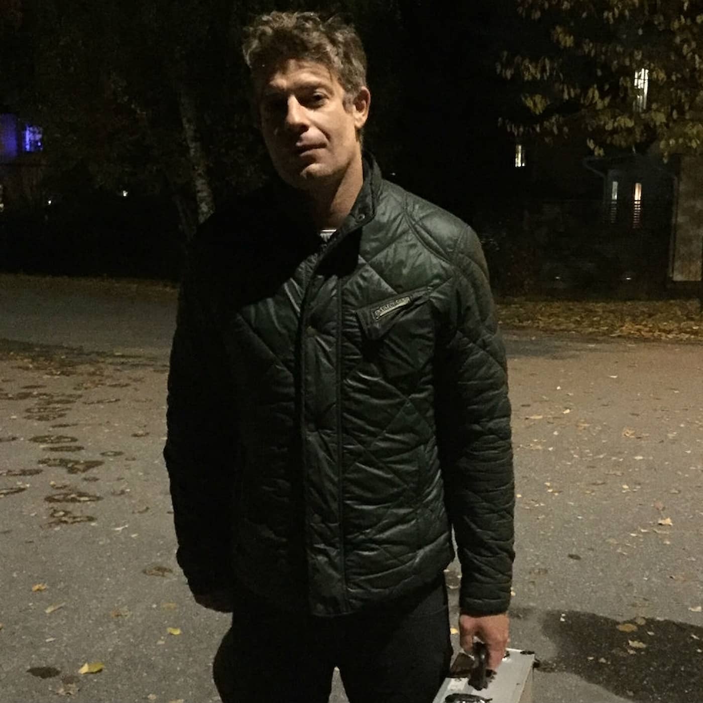 Paolo åker hem till folk på kvällen och forskar om hur de sover i sina egna sängar  episode artwork
