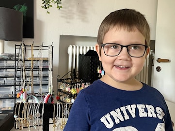 6-årige Milo gör smycken och ger pengar till forskning