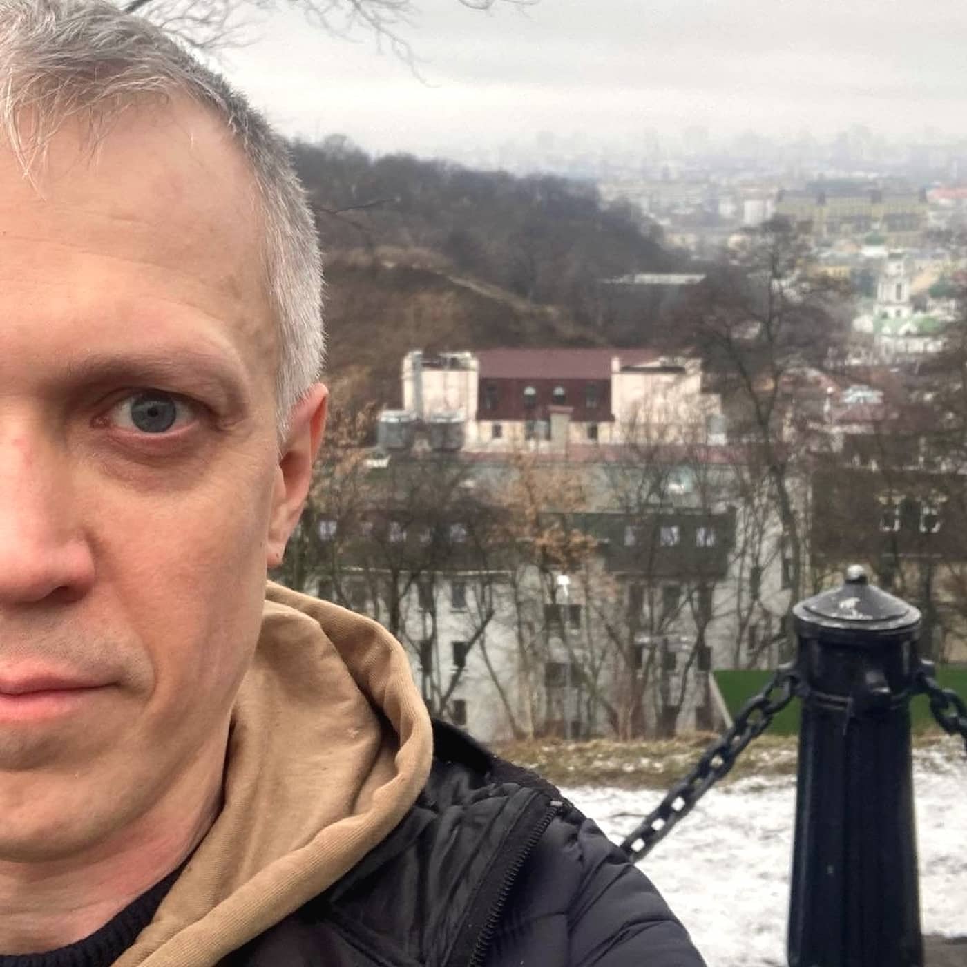 Regissören Pavlo Yurov i Kiev: "Allas ansikten bär spår av kriget" episode artwork
