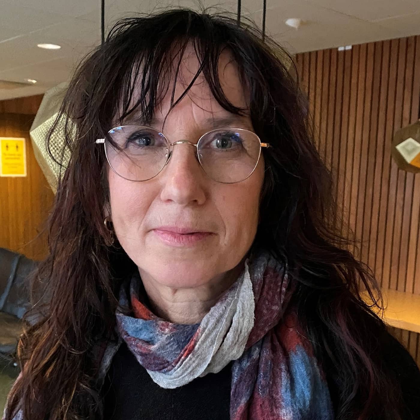 Klara Kristalovas ogulliga sagoväsen i keramik tar plats hos Carl Eldh episode artwork